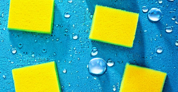 Esponjas amarillas con gotas de agua